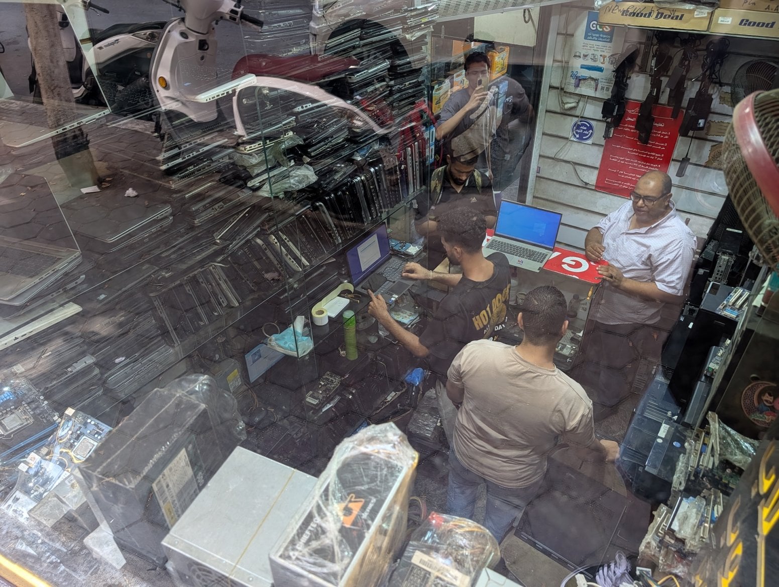 Počítačové a elektronické tržiště Al Boustan v Káhiře v Egyptě