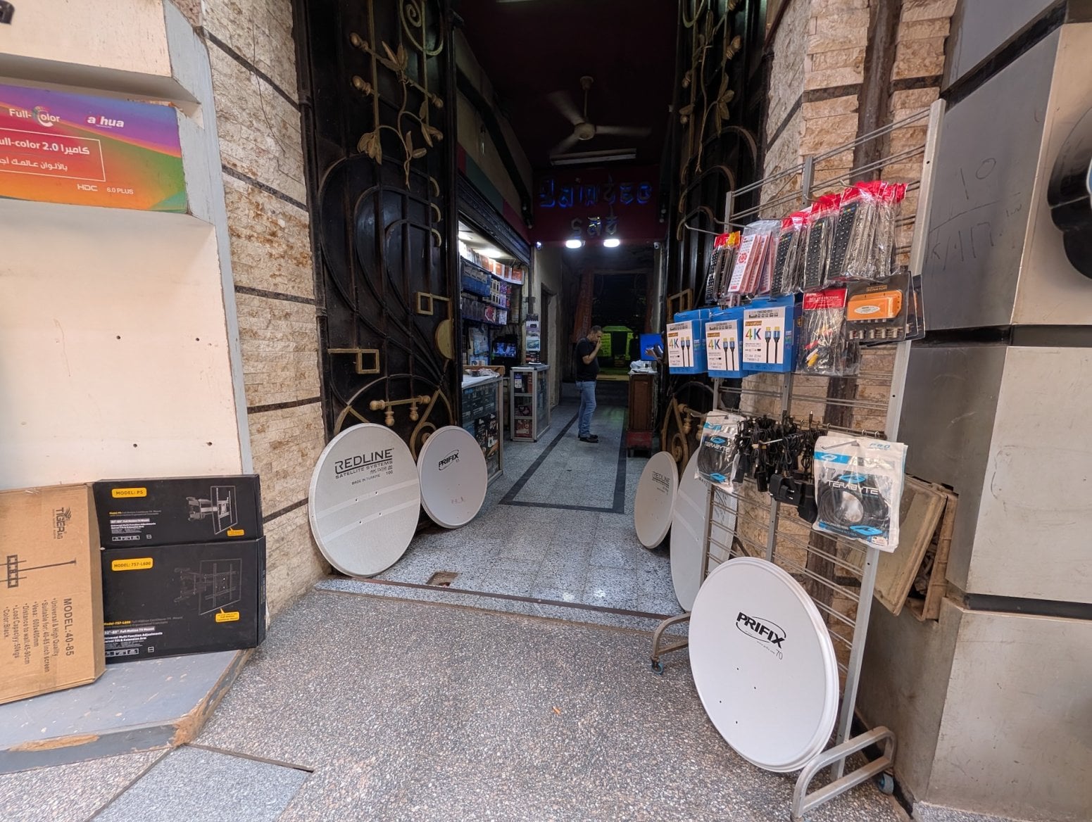 Počítačové a elektronické tržiště Al Boustan v Káhiře v Egyptě