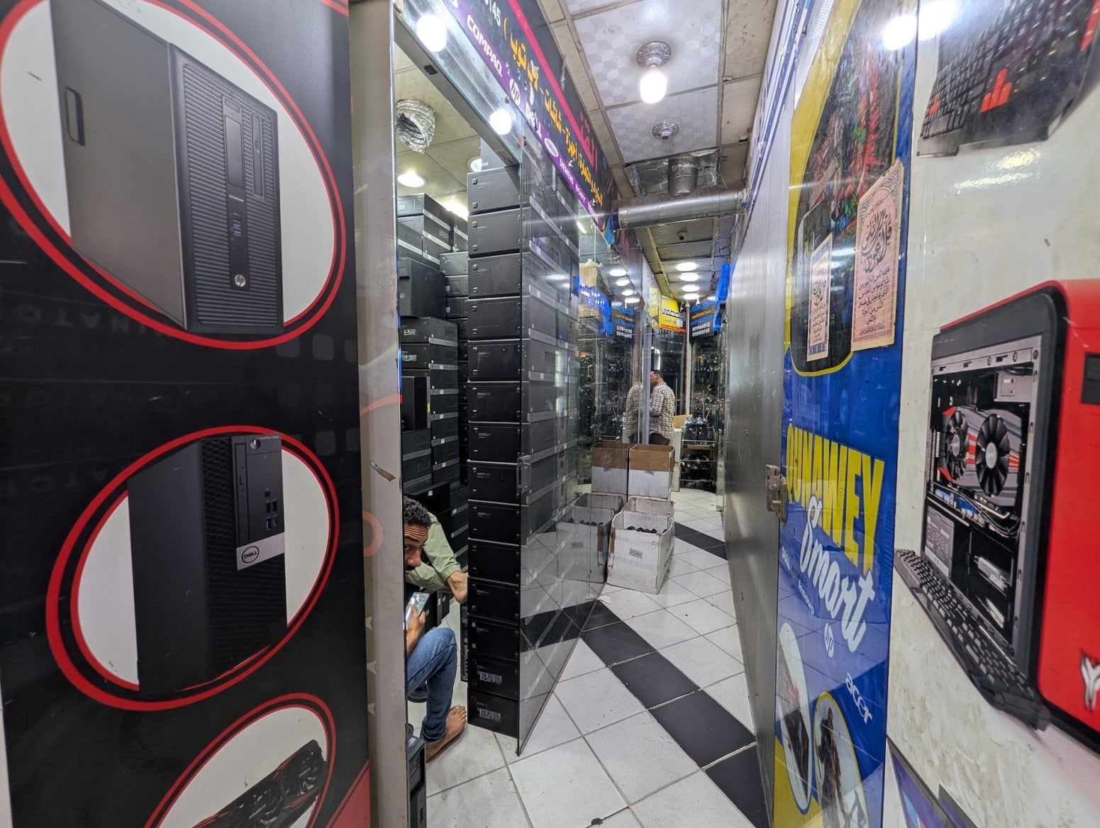Počítačové a elektronické tržiště Al Boustan v Káhiře v Egyptě