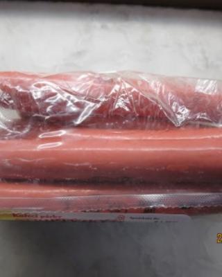 Kuřecí párky Striptýzky. Kategorie: Nebezpečné potraviny. Nevyhovující parametr: vůně, změny způsobené mikrobiální činností, vzhled. Výrobek měl oslizlý povrch a kyselý zápach po kvašení. Potravina se nepovažuje za bezpečnou, pokud jeví známky kažení. Výrobek měl prošlé datum použitelnosti. Z tohoto důvodu nejsou uvedeny informace o výrobci. Místo kontroly: Canh Dang Van,
Frýdlant