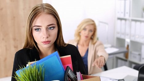 Po vyhazovu nemusíte hned skončit na pracáku. Tahle pomoc vám může zachránit příjem