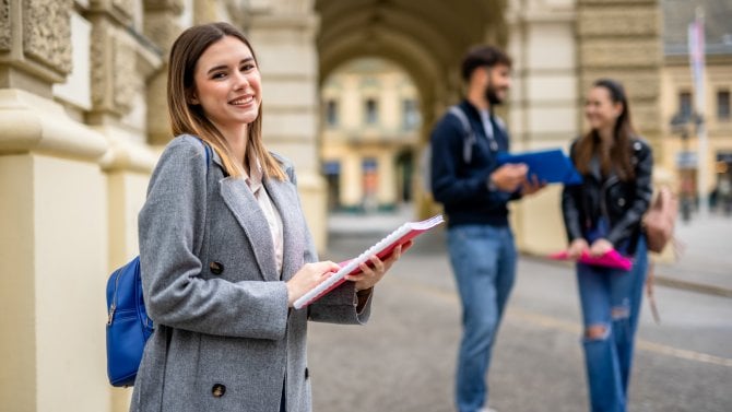Vejška už dávno není jistota. O tom, kdo po studiu najde dobrou práci, rozhoduje dle náborářů praxe, adaptabilita a schopnost pracovat s AI
