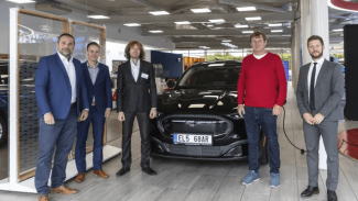 Náhledový obrázek - První zákazník z České republiky si převzal elektrický Mustang Mach-E. V garáži mu stojí i klasický Mustang