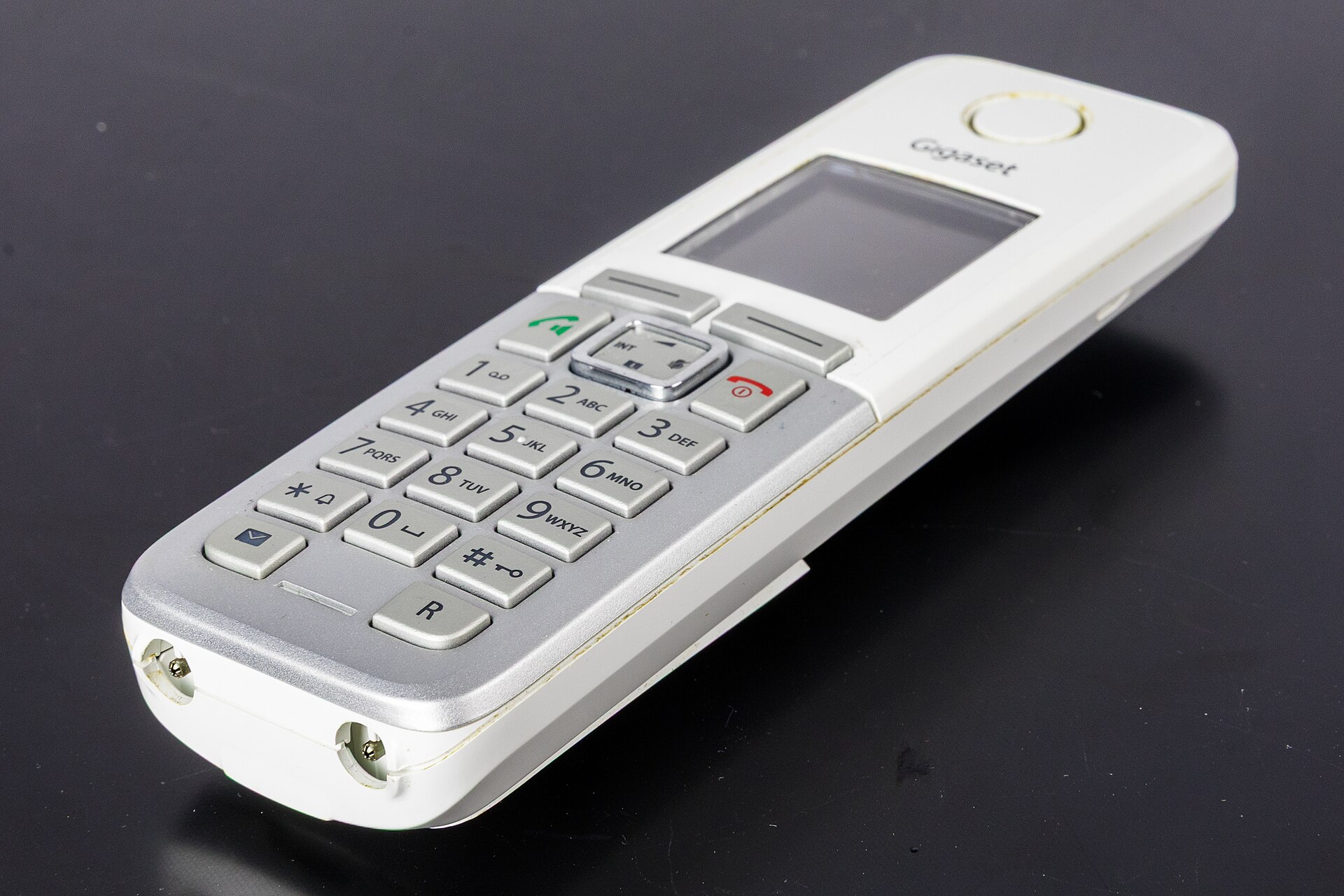 Bílý bezšňůrový telefon Gigaset C300 s displejem a číselnou klávesnicí.