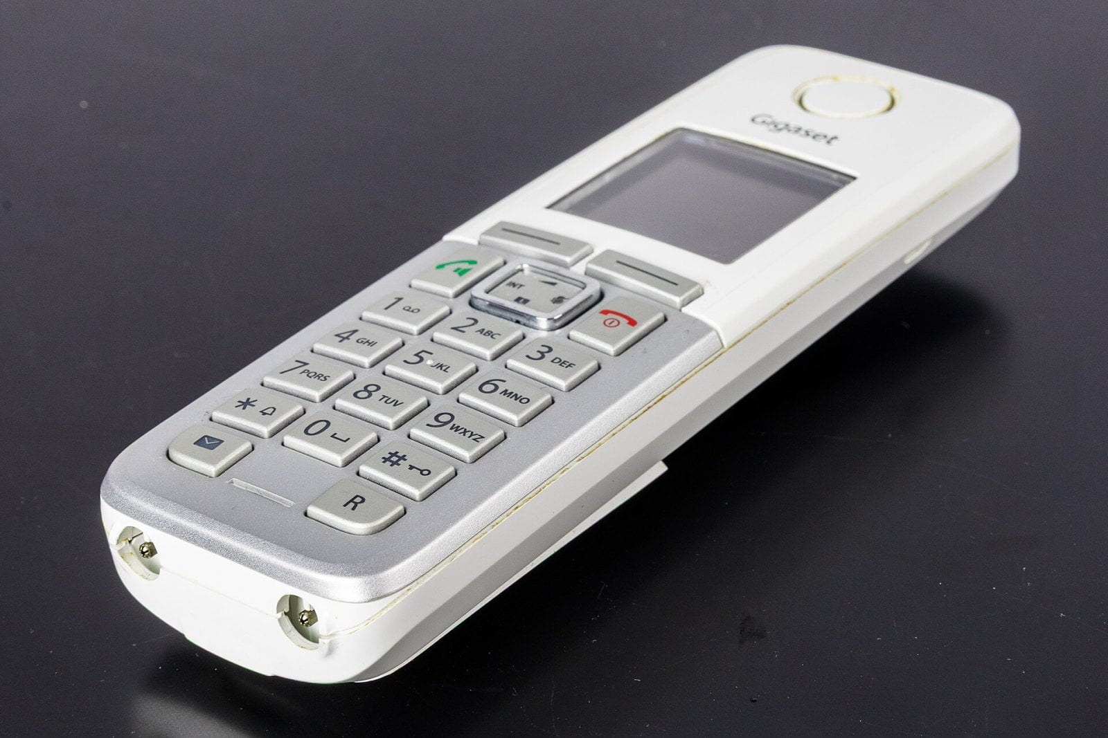 Bílý bezšňůrový telefon Gigaset C300 s displejem a číselnou klávesnicí.