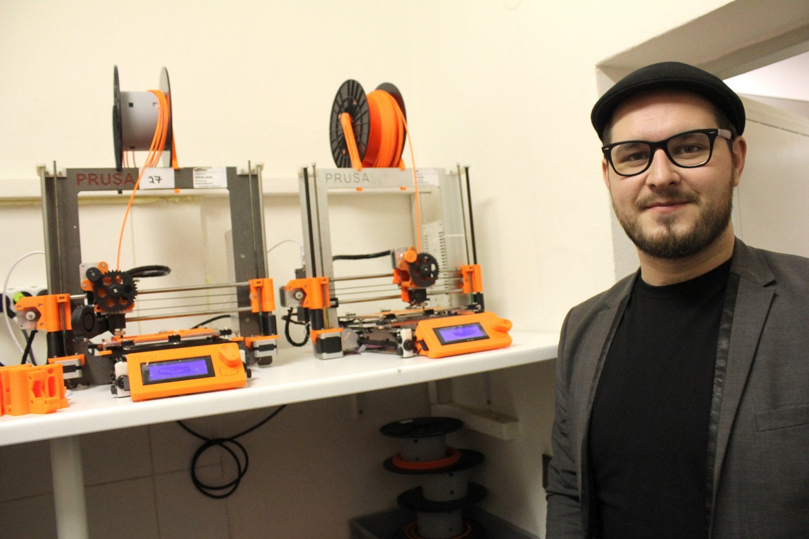 Za den se tu vytisknou součástky pro asi třicet nových tiskáren. Spotřeba materiálu? Asi 15 kg plastu.