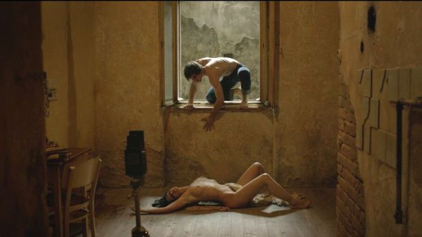 Karel Roden jako Jan Saudek ve filmu Fotograf