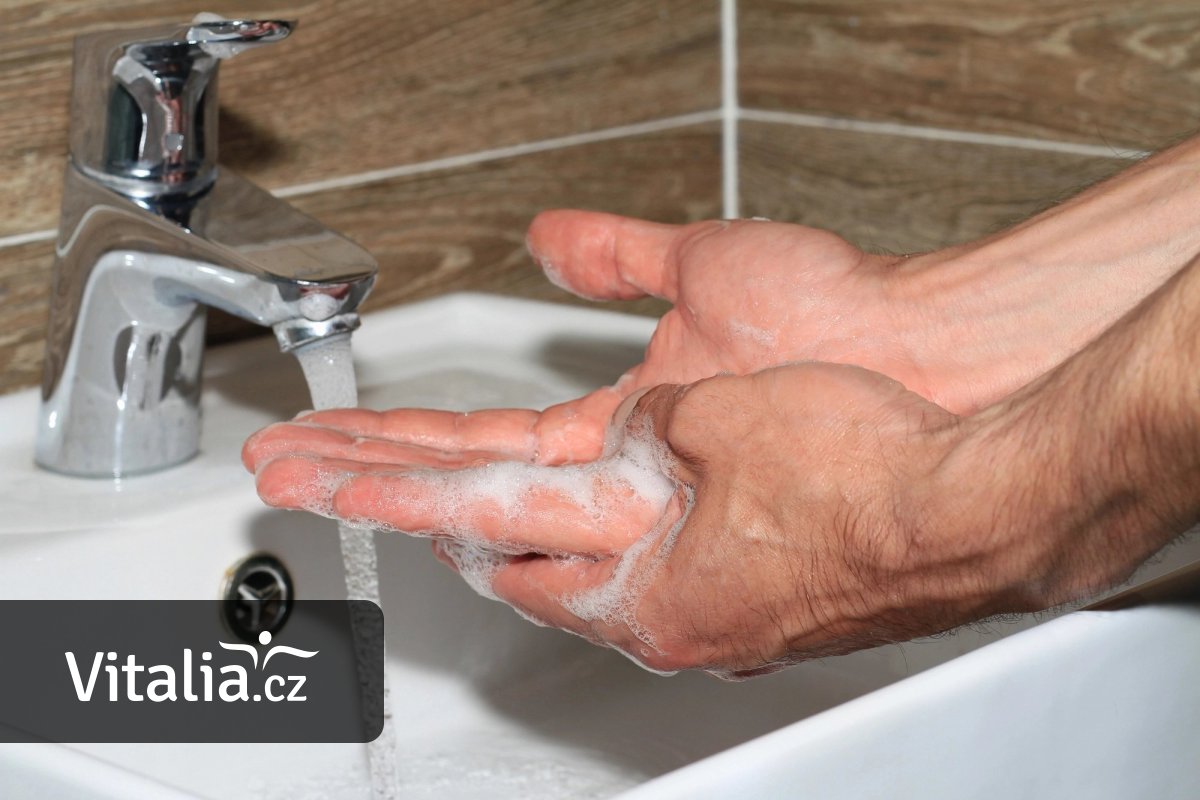 Myjeme si ruce, jíme céčko a věříme, že to bude stačit. Sport a stravu moc neřešíme