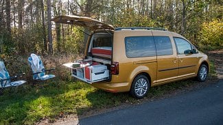 Náhledový obrázek - Může šuplík nahradit obytný automobil? Vyzkoušeli jsme to s VW Caddy a vestavbou Nest by Egoé