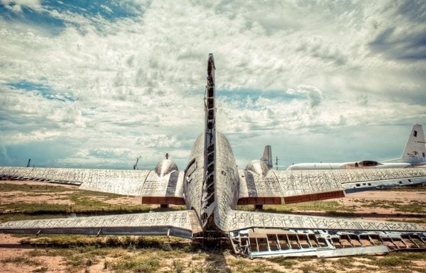 2009-10-vyc599azenc3a1-vojenskc3a1-letadla-jako-objekt-graffiti-