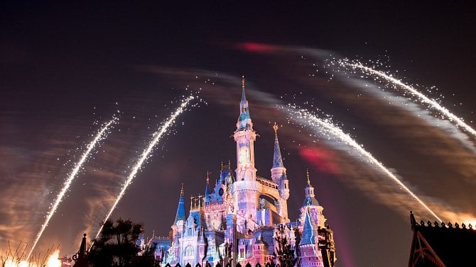 Disney překonává všechna očekávání. Jeho streamovací služba má 130 milionů uživatelů a zábavní parky praskají ve švech