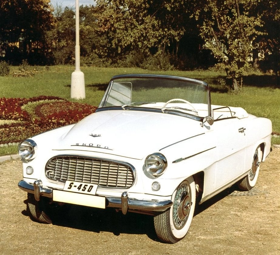 Škoda 450 převzala základní koncepci Škody 440, její motor byl osazený dvěma karburátory