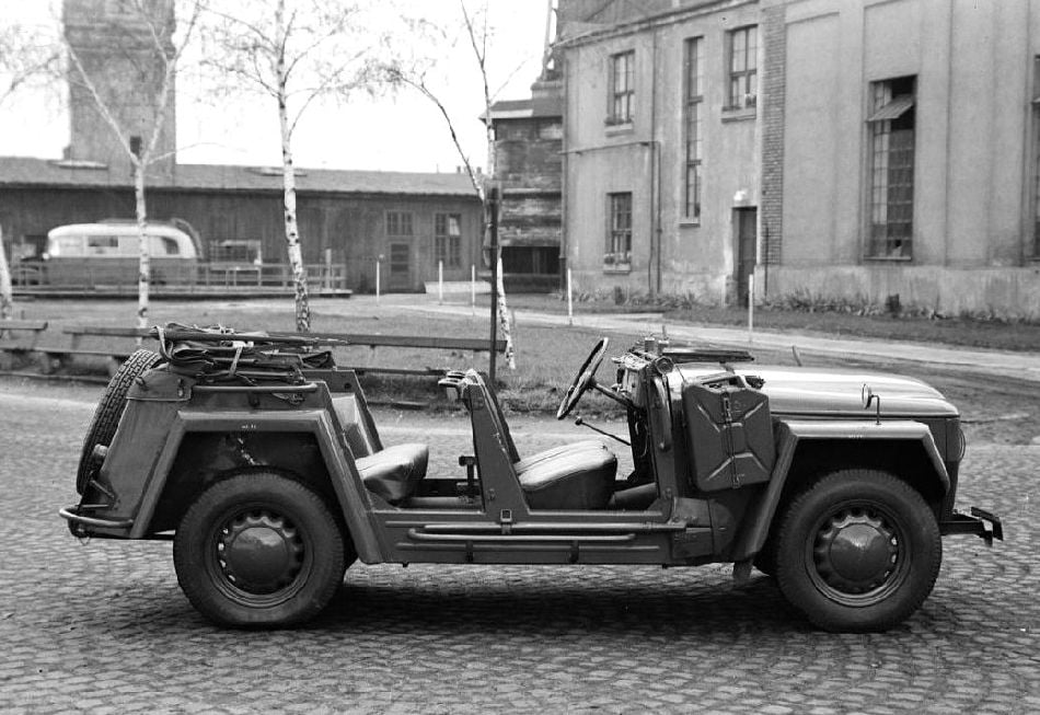 Na požadavek armády vyvinula Škoda otevřený vojenský model se strohou karosérií a běžným pohonem 4 x 2