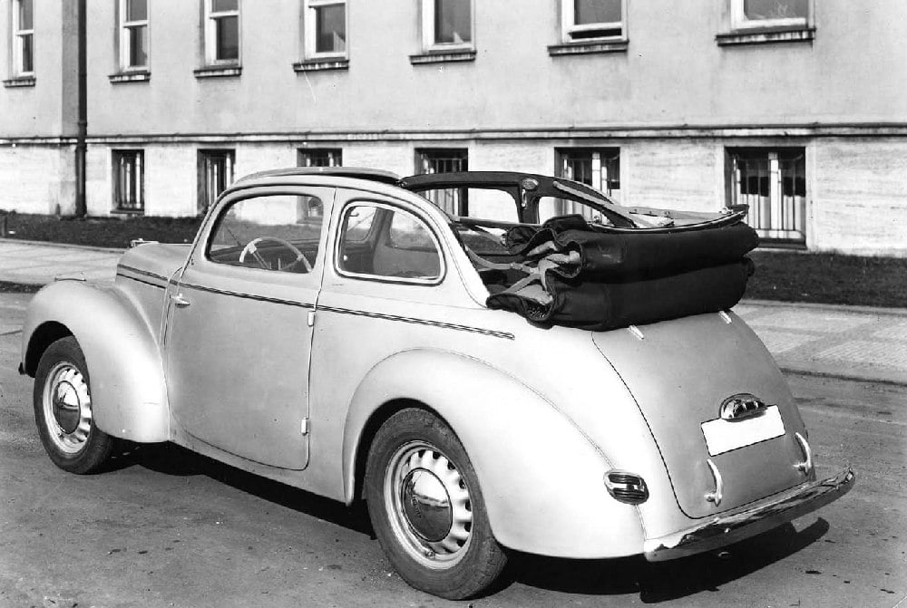 „Falešný“ kabriolet čili faux-cabrio znamená látkovou střechu, ale kompletní rámy dveří, na snímku Škoda 1101/1102