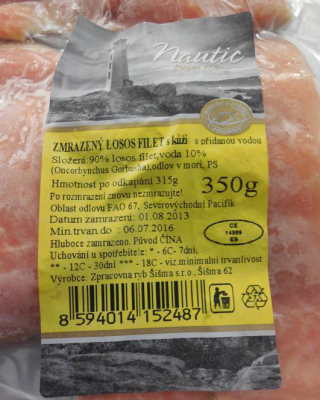 Zmrazený losos filet s kůží s přidanou vodou. Kategorie: Falšované potraviny. Nevyhovující parametr: hmotnost. Hmotnost výrobku po odkapání byla nižší, než bylo uvedeno na obale. Spotřebitel tak byl uváděn v omyl informace na obale. Výrobce: Zpracovna ryb Šišma. Místo kontroly: Globus ČR, k.s. Ostrava-Plesná