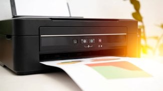 tiskárna v kanceláři Tiskárna a počítač umístěné na stole. Kancelářský stůl