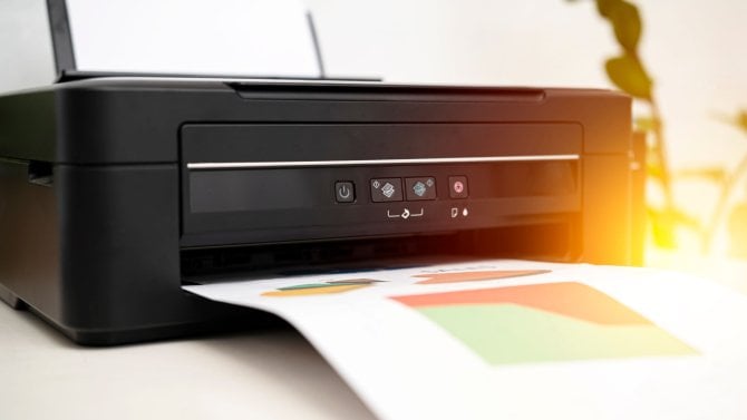 tiskárna v kanceláři Tiskárna a počítač umístěné na stole. Kancelářský stůl