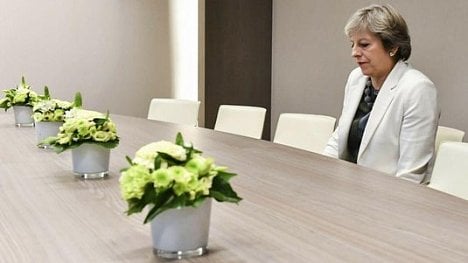 Náhledový obrázek - Po schválení dohody o brexitu odstoupím, oznámila Mayová