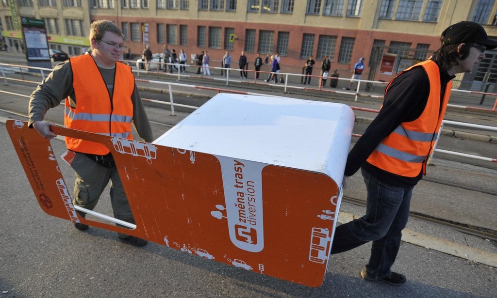 2014-12-cestujc3adcc3ad-se-pokouc5a1ejc3ad-orientovat-v-novc3bdc