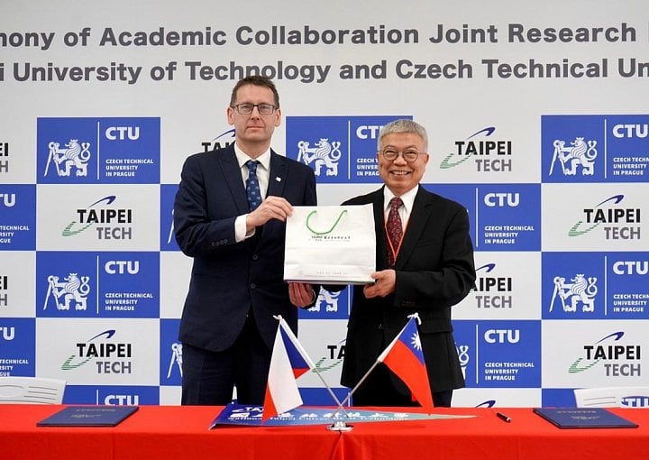 Vicerektor ČVUT Radek Holý při podpisu spolupráce s Taipei Tech na Tchaj-wanu