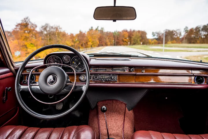 Zobrazený interiér patří Mercedesu-Benz 250 SE. Vozidlo je součástí kolekce Mercedes-Benz Classic Center