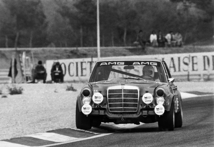 „Rudá svině“ při svém legendárním úspěchu ve Francorchamps 1971. Výrobce spolu s AMG čekali další triumfy, ale legislativa udělala za těmito sny škrt…