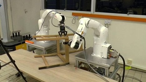 Náhledový obrázek - Robot od singapurských vědců sestavil židli od IKEA. Zvládl to za 20 minut