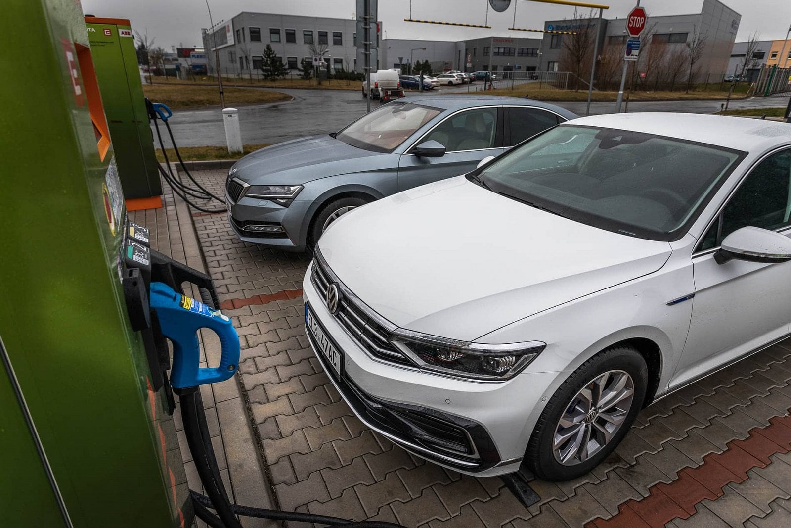 2020-05-skoda-superb-iv-vs-passat-gte-5.jpg