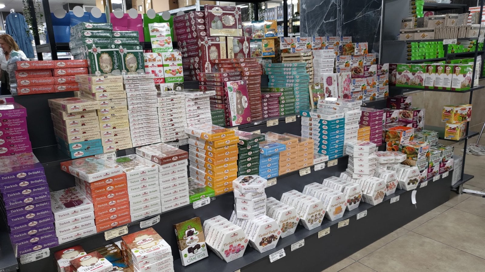 Turecko jsou také sladkosti. Hodně sladkostí. (Eskikadin, Edirne Merkez, Turecko (13. 09. 2025)
