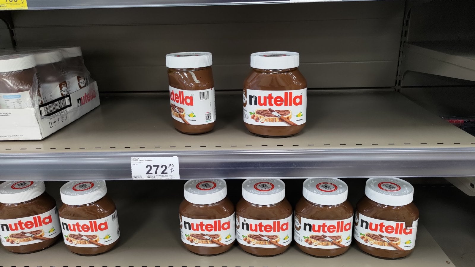 Nutela 750 g stála v přepočtu 134,31 Kč. V Česku byla v akci za 175 Kč. (Eskikadin, Edirne Merkez, Turecko (13. 09. 2025)