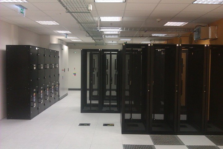 Datové centrum Českých Radiokomunikací v prostorách televizního vysílače pražském na Žižkově.