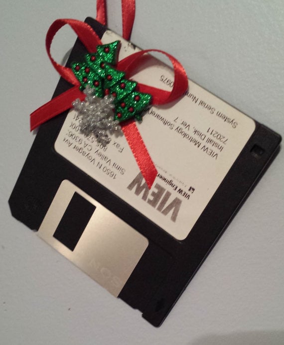 Pokud vám někde zůstala taková věc, můžete z ní také udělat ozdobu. Že nevíte, co to je? No přeci ikona na ukládání souborů vyrobená na 3D tiskárně.