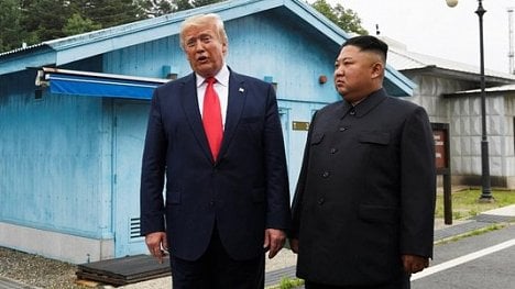 Náhledový obrázek - Trump se potřetí sešel s Kim Čong-unem