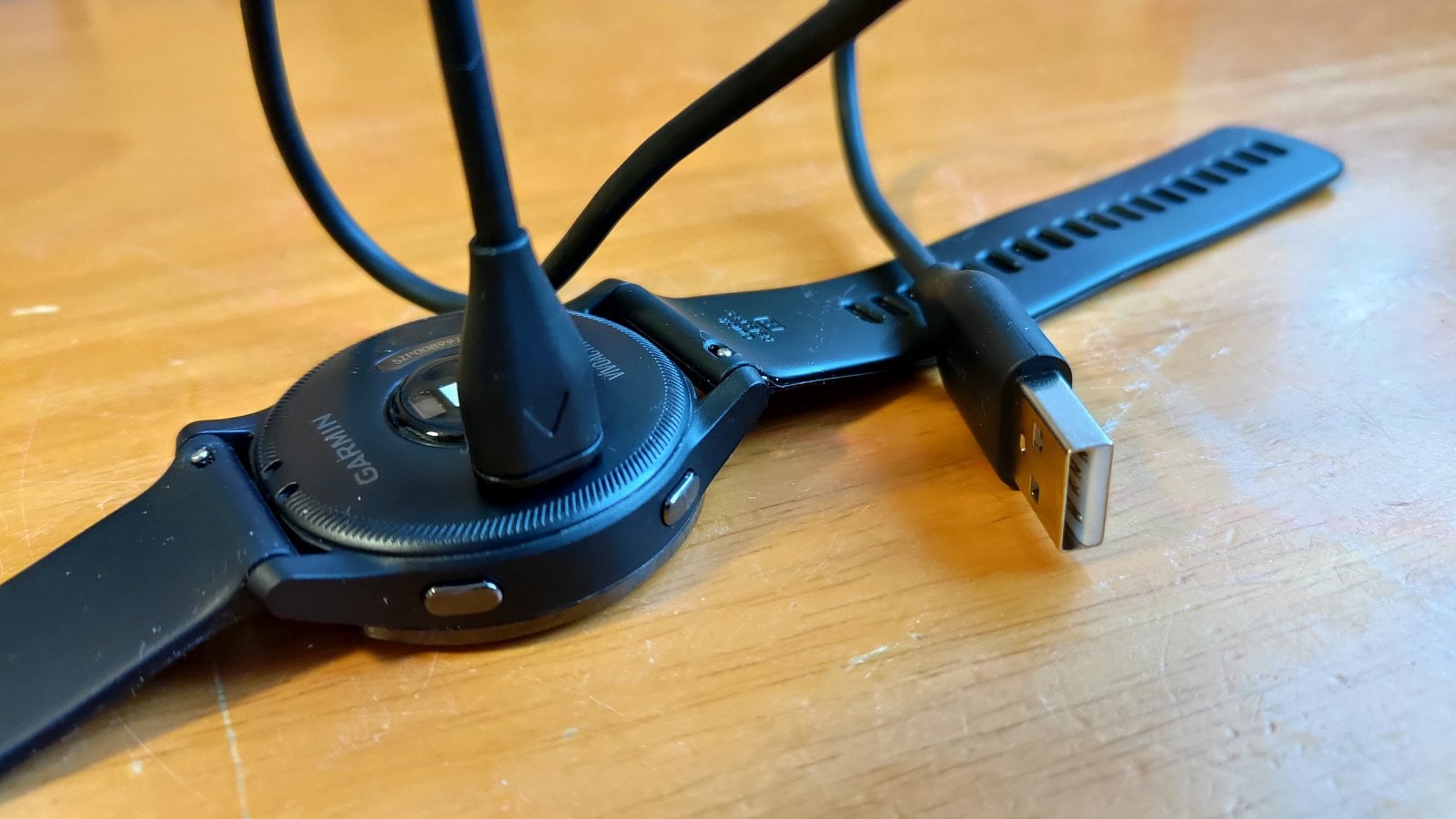 Garmin vívoactive 4. Nabíjecí konektor s proprietárním vstupem. (1. 12. 2021, Asus ZenFone 7 Pro)