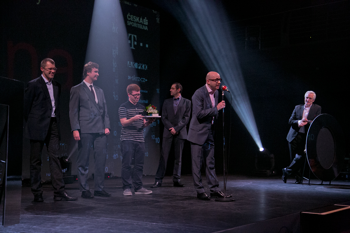 Za vydavatelství Mladá fronta a tým Edna.cz cenu přebírají Tomáš Kemr, Ondřej Šedý, Marek Lutonský a Petr Bednář.