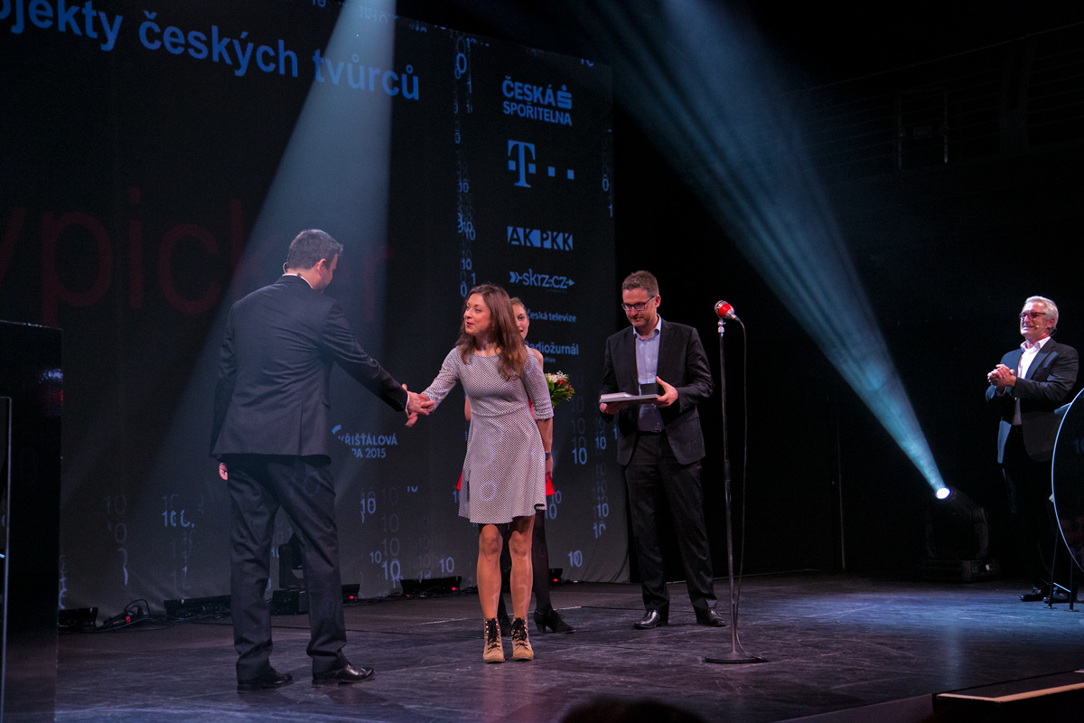 CFO Skypickeru Lucie Brešová přebírá cenu v kategorii Globální projekty českých tvůrců.