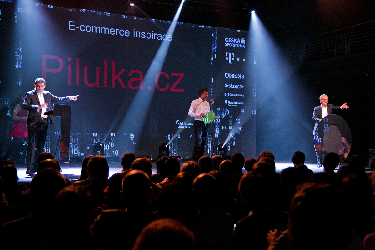 CEO Netretail Holding Ondřej Fryc předává cenu v kategorii E-commerce inspirace.