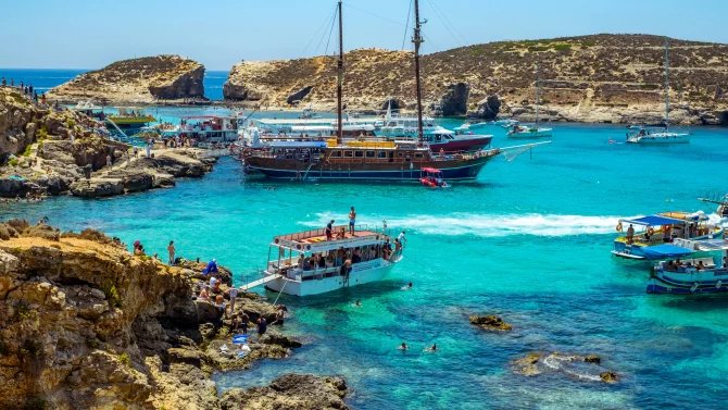 Modrá laguna na maltském ostrově Comino trpící vysokým početím turistů