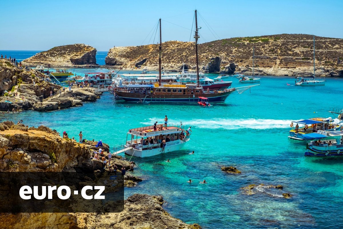 Další pokus o boj s nadměrným turismem. Úřady na Maltě omezí přístup k ikonické Modré laguně