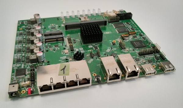 Pohled na nezapojenou desku.