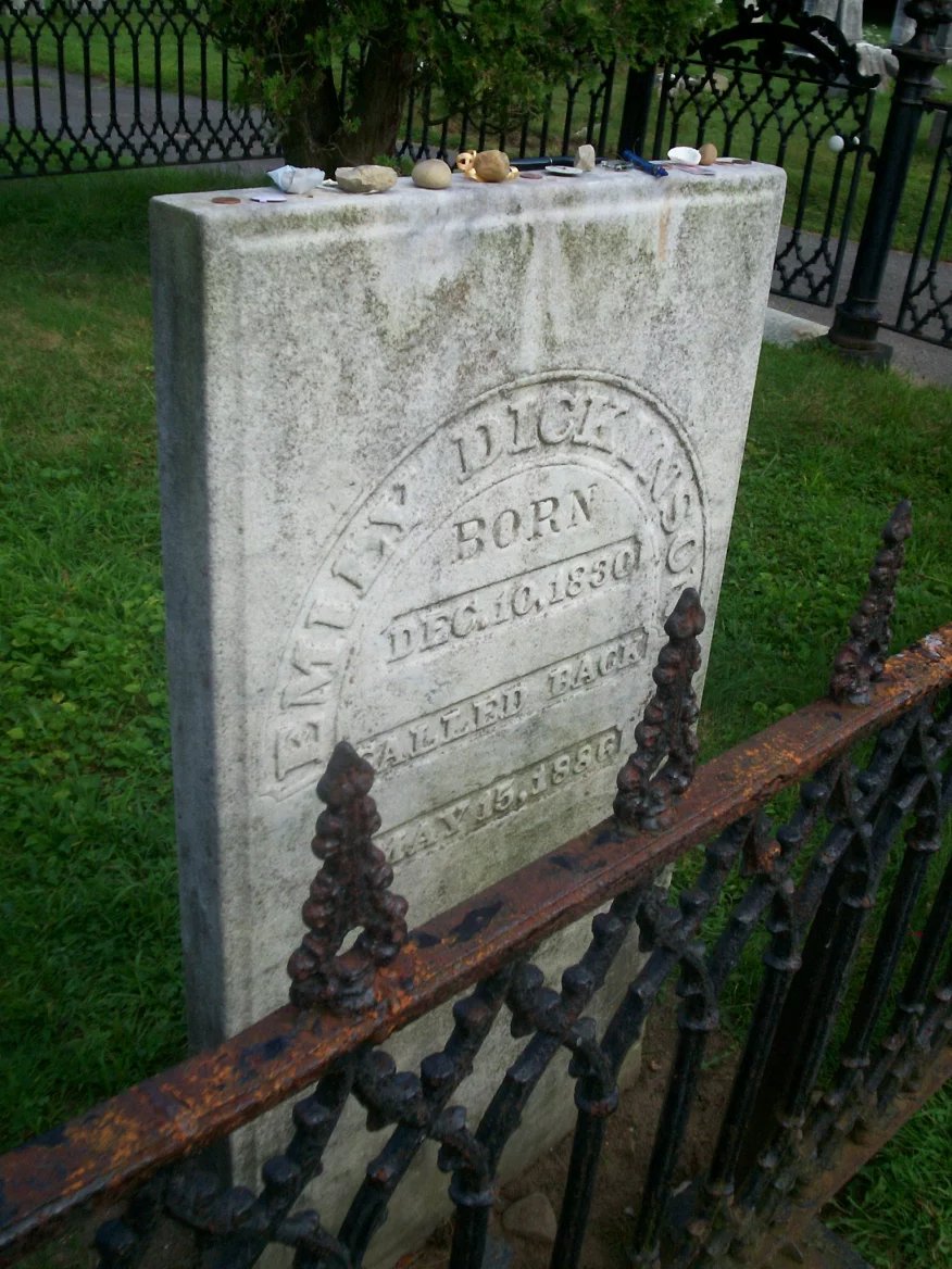 Náhrobek Emily Dickinson na rodinném pozemku