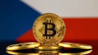 Mince bitcoinu před českou vlajkou