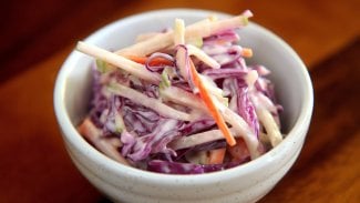 Náhledový obrázek - Coleslaw recept: stačí nakrouhat zelí a přidat zálivku. Pokud si hlídáte figuru, vyměňte majonézu za jogurt