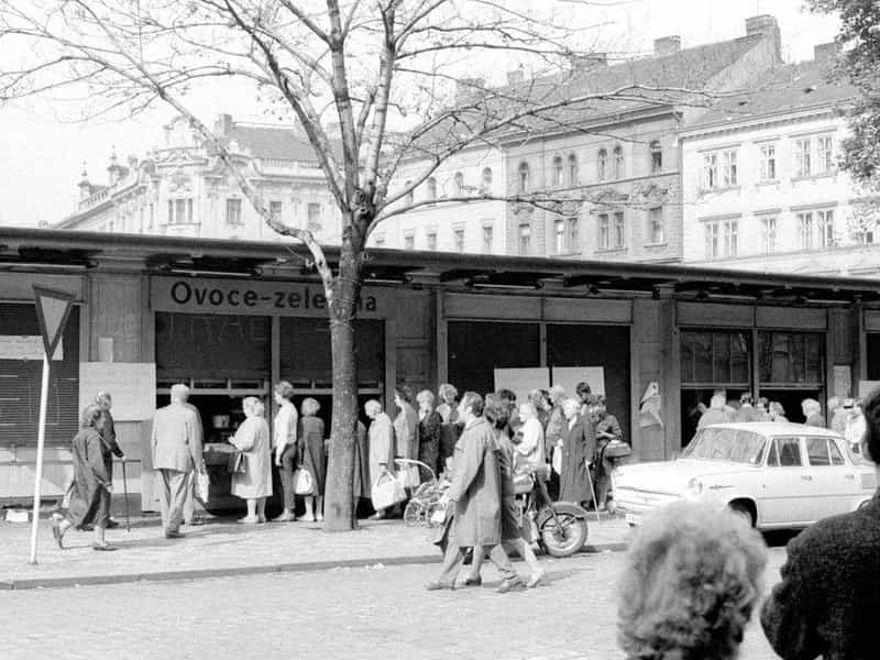  Ovoce, zelenina a fronta. Typický obrázek před obchodem za socialismu.