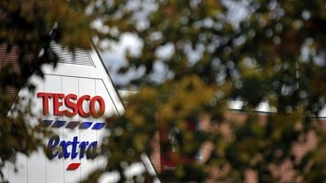 Náhledový obrázek - Tesco dostává jednu ránu za druhou, bát se ale musí i konkurence