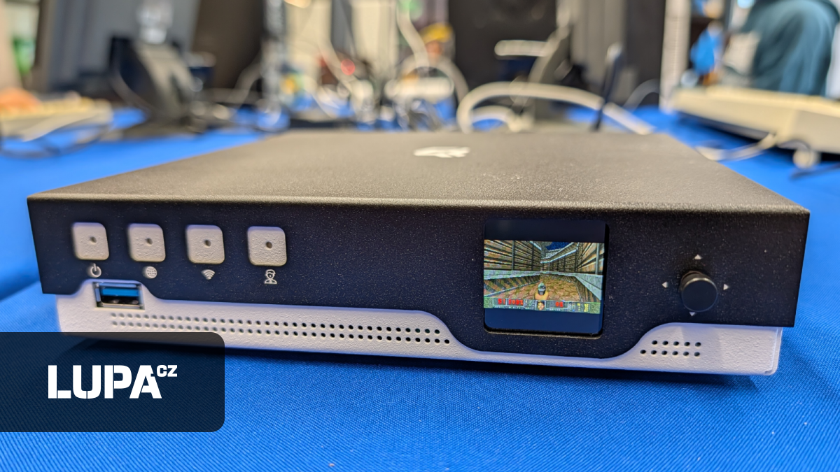 Takto vypadá nový český Wi-Fi router Turris Omnia NG. Má i displej, kde si lze zahrát Dooma