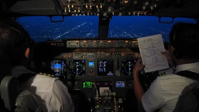 Kokpit letadla, které přistává na letišti