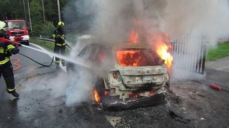 Náhledový obrázek - Miliardáři shořelo auto. Zlínská rally skončila pro Karla Janečka katastrofou