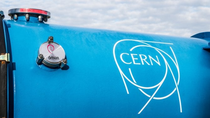 CERN přechází na Debian