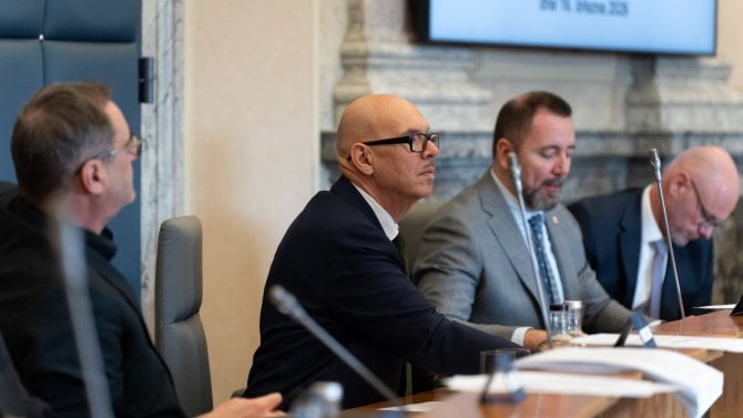 https://i.iinfo.cz/images/Ministr kultury Oto Klempíř se připravuje na začátek schůze vlády (16. března 2026)